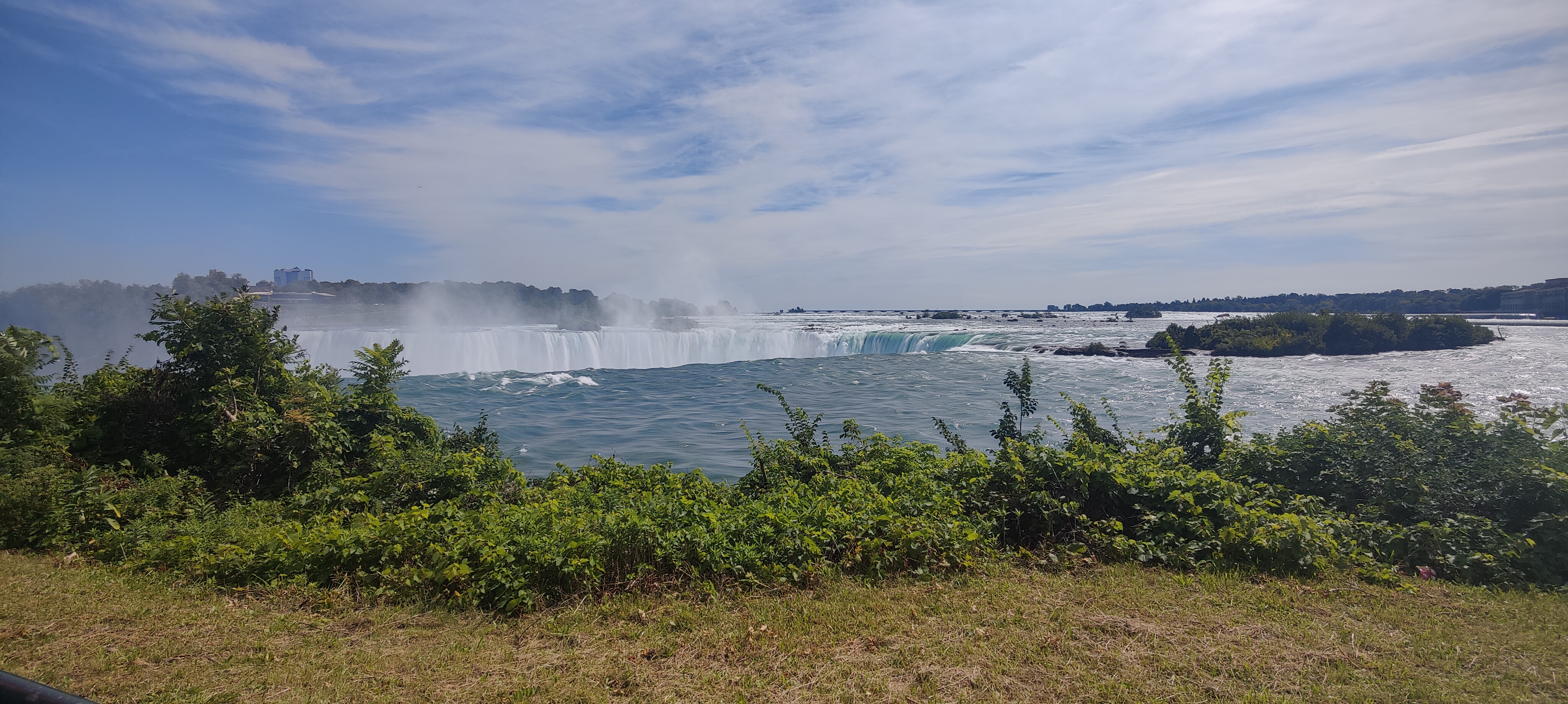 A picture of Niagra Falls.